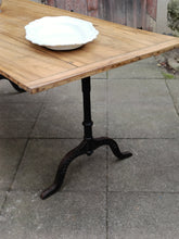 Charger l'image dans la galerie, Grande table de bistrot ancienne en noyer massif , pieds en fonte de fer signé Tüsh &amp; Zimmerman à Clingnau Aargau ( Argovie) vers 1900

