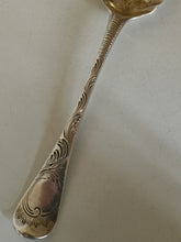 Charger l'image dans la galerie, Londres 1760 époque George III cuillère à baie en argent massif Sterling, dite "Berry Spoon " orfèvre RG à identifier
