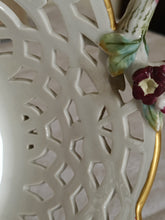 Charger l'image dans la galerie, KPM vieux Berlin, corbeille en porcelaine ajouré et peinte à la main. Décors de fleurs de grandes finesses.  Parfait état,
