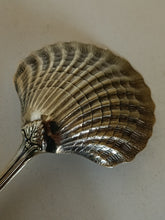 Charger l'image dans la galerie, Maître orfèvre Jean Granvigne à Paris 1868 à 1910 , fine pelle à fraise en argent massif premier titre. Décors coquille qualitée exceptionnelle ! 100g
