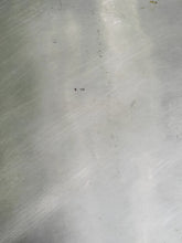Charger l&#39;image dans la galerie, Grand plateau festoné et guilloché en argent massif. Autriche Hongrie fin XIXÈME poinçon titre argent 0.750 en parfait état poids 1200g
