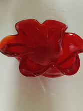 Charger l'image dans la galerie, Murano grand vide poche en verre soufflé rouge XXème. Parfait état
