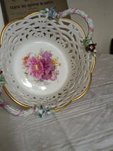 Charger l'image dans la galerie, KPM vieux Berlin, corbeille en porcelaine ajouré et peinte à la main. Décors de fleurs de grandes finesses.  Parfait état,
