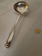 Charger l'image dans la galerie, Cuillère à sauce , Finlande milieu XIXÈME en argent massif daté 1851. Période système poinçon Suédois. 51g

