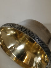 Charger l'image dans la galerie, Sucrier Russe en argent massif 0,916 période soviétique. Intérieur vermeil décors bordure Grecque . C'est une pièce racée !
