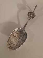 Charger l'image dans la galerie, Cuillère à crème hollandaise en argent massif décors repoussés. XIXE
