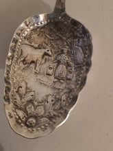 Charger l'image dans la galerie, Cuillère à crème hollandaise en argent massif décors repoussés. XIXE
