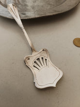 Charger l'image dans la galerie, Armand Fresnais à Paris vers 1900 petite pelle de service ajourée . D'époque Art nouveau, en métal argentée.
