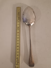 Charger l'image dans la galerie, Grande cuillère à fruits (Berry Spoon) d'époque George Il Stephen Adams orfèvre à Londres daté 1808
