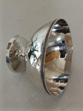 Charger l&#39;image dans la galerie, Antoine Mercier (1755-1820 )Coupe sur pied vieux Lausanne en argent massif, fin XVIIIÈME début XIXÈME Poids 200g sobre et élégant
