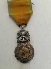 Charger l&#39;image dans la galerie, Médaille militaire française 3ème République, argent premier titre . Avec son ruban, dégât dans l&#39;email. Devise valeurs et discipline
