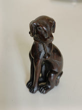 Charger l'image dans la galerie, Netsuke japonais, chien avec collier ruban et grelot en bois sculpté et signé . Début XXÈME
