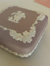 Charger l&#39;image dans la galerie, Wedgwood boîte en porcelaine biscuit mauve richement décorée. En parfait état. Début XXÈME
