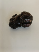 Charger l'image dans la galerie, Netsuke japonais souris à la châtaigne, en bois sculpté. Début XXÈME
