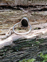 Charger l&#39;image dans la galerie, Bague ancienne en argent et camé en verre noir et blanc.
