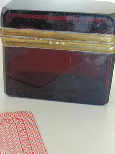 Ravissante boîte en cristal rouge , monture laiton. Milieu XIXE en parfait état.