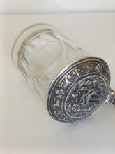 Charger l&#39;image dans la galerie, Chope à bière en cristal taillé et métal argenté . Félée
