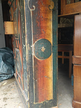 Charger l'image dans la galerie, Rarissime petite armoire de mariage  Appenzelloise peinte
