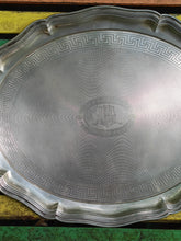 Charger l&#39;image dans la galerie, Grand plateau festoné et guilloché en argent massif. Autriche Hongrie fin XIXÈME poinçon titre argent 0.750 en parfait état poids 1200g
