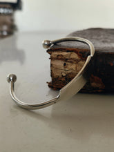 Charger l'image dans la galerie, Bracelet Jonc en argent massif , travail probablement malgache début XXÈME poinçon crabe importation française XXÈME. Poids 16 grammes.
