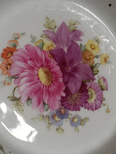 Charger l'image dans la galerie, KPM vieux Berlin, corbeille en porcelaine ajouré et peinte à la main. Décors de fleurs de grandes finesses.  Parfait état,
