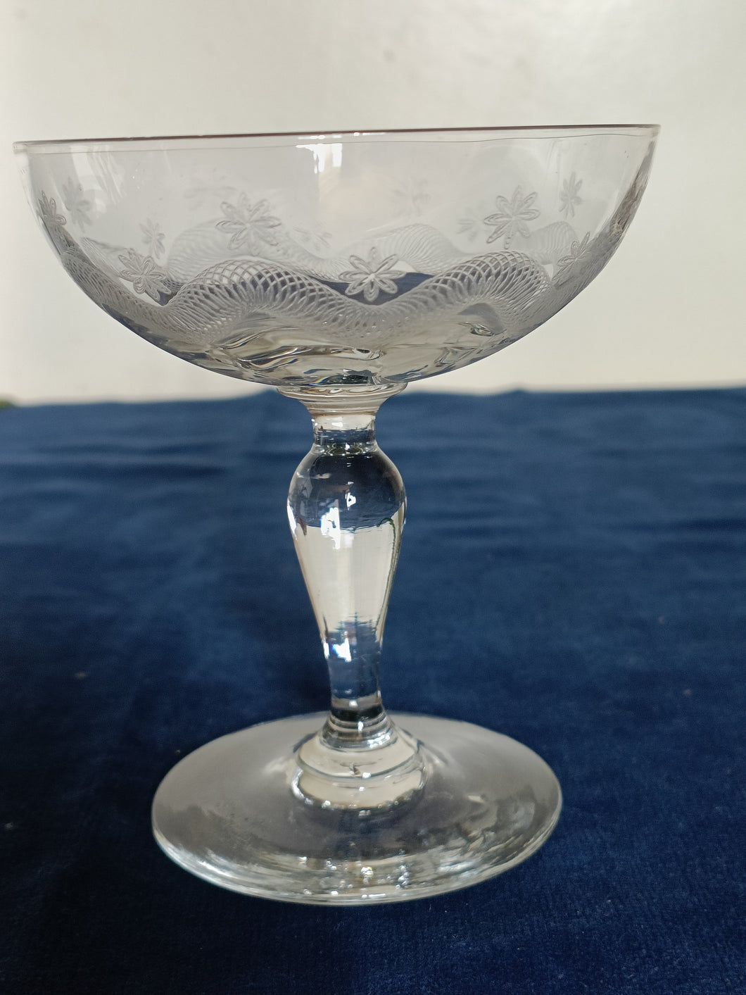 Coupe à Champagne solitaire en verre soufflé et gravé.