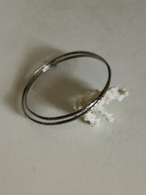 Charger l'image dans la galerie, Paire de bracelet vintage en argent 0.800 , diamètre 6,5 cm .
