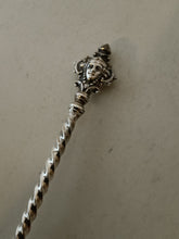 Charger l'image dans la galerie, Cuillère à confiture en argent massif 0.800 décors mascaron. Allemagne fin  xix ème siècles début XXÈME . Orfèvre Koch &amp; Bergfeld , 37g et 20 cm
