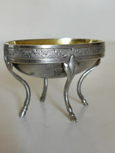 Charger l&#39;image dans la galerie, Élégant saleron en argent massif avec intérieur doré ,Autriche Hongrie début XIXE orfèvre GK à identifier.
