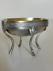 Élégant saleron en argent massif avec intérieur doré ,Autriche Hongrie début XIXE orfèvre GK à identifier.