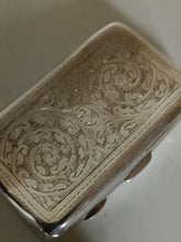 Charger l&#39;image dans la galerie, Boîte en argent Sterling Anglais guillochée, Birmingham 1915 avec monogramme.
