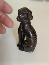 Charger l'image dans la galerie, Netsuke japonais, chien avec collier ruban et grelot en bois sculpté et signé . Début XXÈME
