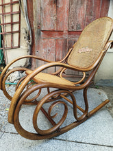 Charger l'image dans la galerie, Jacob Joseph Kuhn Rocking-Chair Viennois  fin XIXÈME, cannage à refaire mais utilisable.  Par Joseph Kuhn à Vienne
