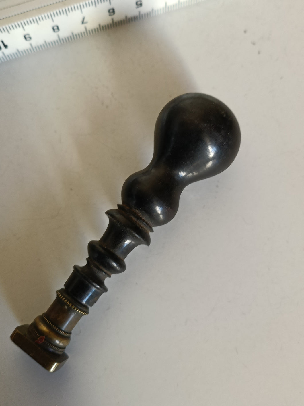 Cachet ancien manche en bois noirci , armoirie couronnée.