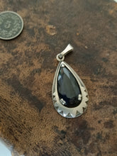 Charger l'image dans la galerie, Ravissant pendentif d'époque Art déco en argent massif et saphir taillé poire synthèse
