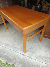 Charger l'image dans la galerie, Bureau design vers 1960, en noyer massif . Origine probablement Allemand ou Suisse .
