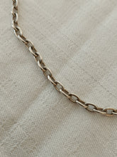 Charger l'image dans la galerie, Longue chaîne ancienne en argent 0,835 maille ovale . longueur 70 cm , 18 g
