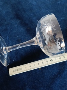 Belle coupe à Champagne en cristal gravé à l'acide. Solitaire , début Xxème