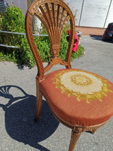 Charger l&#39;image dans la galerie, Chaise mongolfière style Louis XVI en noyer finement sculptée, tissus broderie. Parfait état
