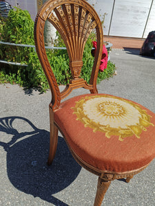 Chaise mongolfière style Louis XVI en noyer finement sculptée, tissus broderie. Parfait état