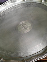 Charger l&#39;image dans la galerie, Grand plateau festoné et guilloché en argent massif. Autriche Hongrie fin XIXÈME poinçon titre argent 0.750 en parfait état poids 1200g
