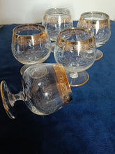 Charger l&#39;image dans la galerie, Série de 5 verres à Cognac en verre soufflé, doré et gravé . milieu XXÈME
