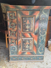 Charger l'image dans la galerie, Rarissime petite armoire de mariage  Appenzelloise peinte
