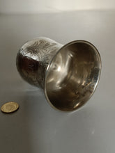 Charger l&#39;image dans la galerie, Gobelet en argent massif, ciselé début Xxème avec monogramme.
