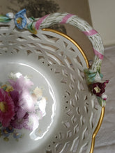 Charger l'image dans la galerie, KPM vieux Berlin, corbeille en porcelaine ajouré et peinte à la main. Décors de fleurs de grandes finesses.  Parfait état,
