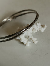 Charger l'image dans la galerie, Paire de bracelet vintage en argent 0.800 , diamètre 6,5 cm .
