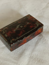 Charger l'image dans la galerie, Petite boîte à tabac à priser boule , d'époque XVIIIE Louis XIV /Louis XV en marqueterie écaille et incrustation étain
