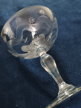 Charger l&#39;image dans la galerie, Coupe à Champagne solitaire en verre soufflé et gravé.
