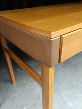 Charger l'image dans la galerie, Bureau design vers 1960, en noyer massif . Origine probablement Allemand ou Suisse .
