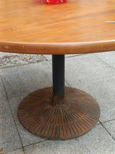 Charger l'image dans la galerie, Grande table ronde de bistrot , plateau en bois de teck nordique, piètement en fonte . Diamètre 120 cm
